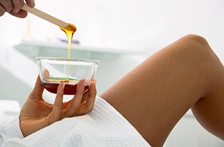 Sugaring, Haarentfernung mit Zuckerpaste Beine enthaaren mit Sugaring