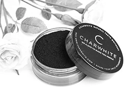 Jetzt CHARWHITE bei Flaconi entdecken! Das schwarze CHARWHITE Pulver