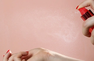 Parfumproben kostenlos testen Parfumprobe auf Handgelenk sprühen