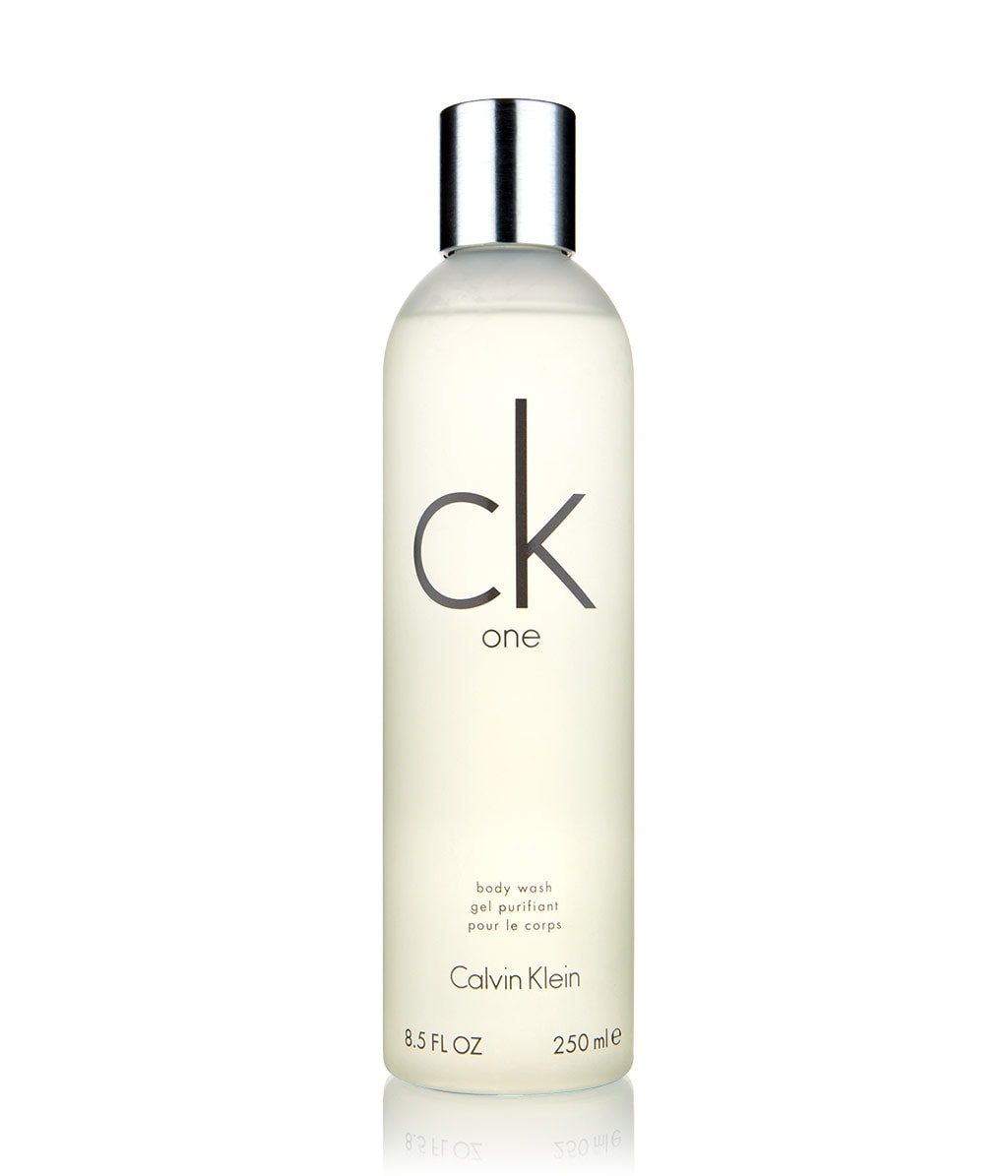 Artikel klicken und genauer betrachten! - Mit seinem natürlichen Duft lässt das ck one Showergel von Calvin Klein jede Frau abenteuerlich und belebend auftreten. Direkt nach dem Auftragen entfaltet das ck one Showergel seine pulsierende Wirkung dank belebender Ingredienzien aus Bergamotte, Ananas und Grüner Tee. Es folgt ein Duftakkord aus Jasmin, Veilchen und Grüner Tee, der mit Moschus, Ambra und Grüner Tee abgerundet wird. | im Online Shop kaufen