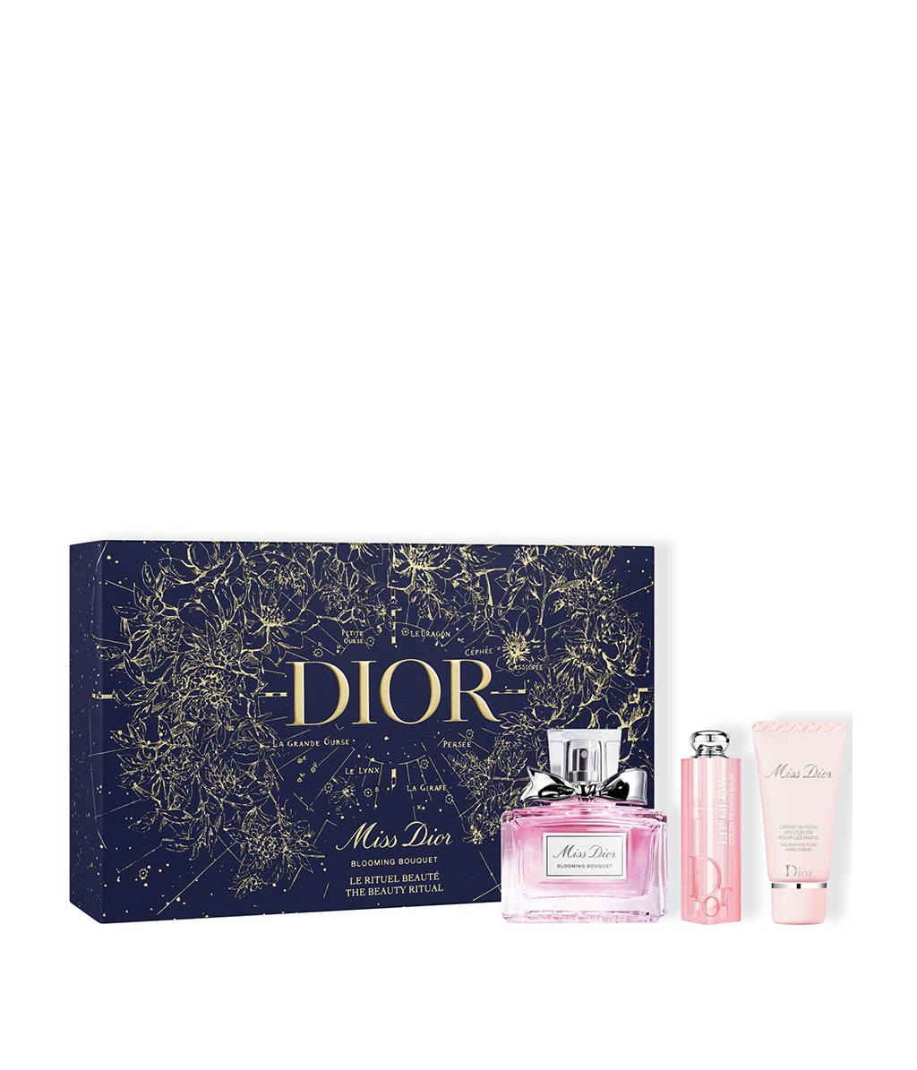 Artikel klicken und genauer betrachten! - Dieses Dior Geschenkset ist perfekt, um Ihre Liebsten zu verzaubern. Ein von Pietro Ruffo für Dior entworfenes fantastisches Sternbilddekor ziert die Box. Das Dior Geschenkset umfasst: - Einen Flakon Miss Dior Blooming Bouquet Eau de Toilette, 30 ml. Noten von Pfingstrose und weißem Moschus sowie Essenzen von Bergamotte und Damaszenerrose. - Dior Addict Lippenbalsam, Farbnuance 001 Pink. | im Online Shop kaufen