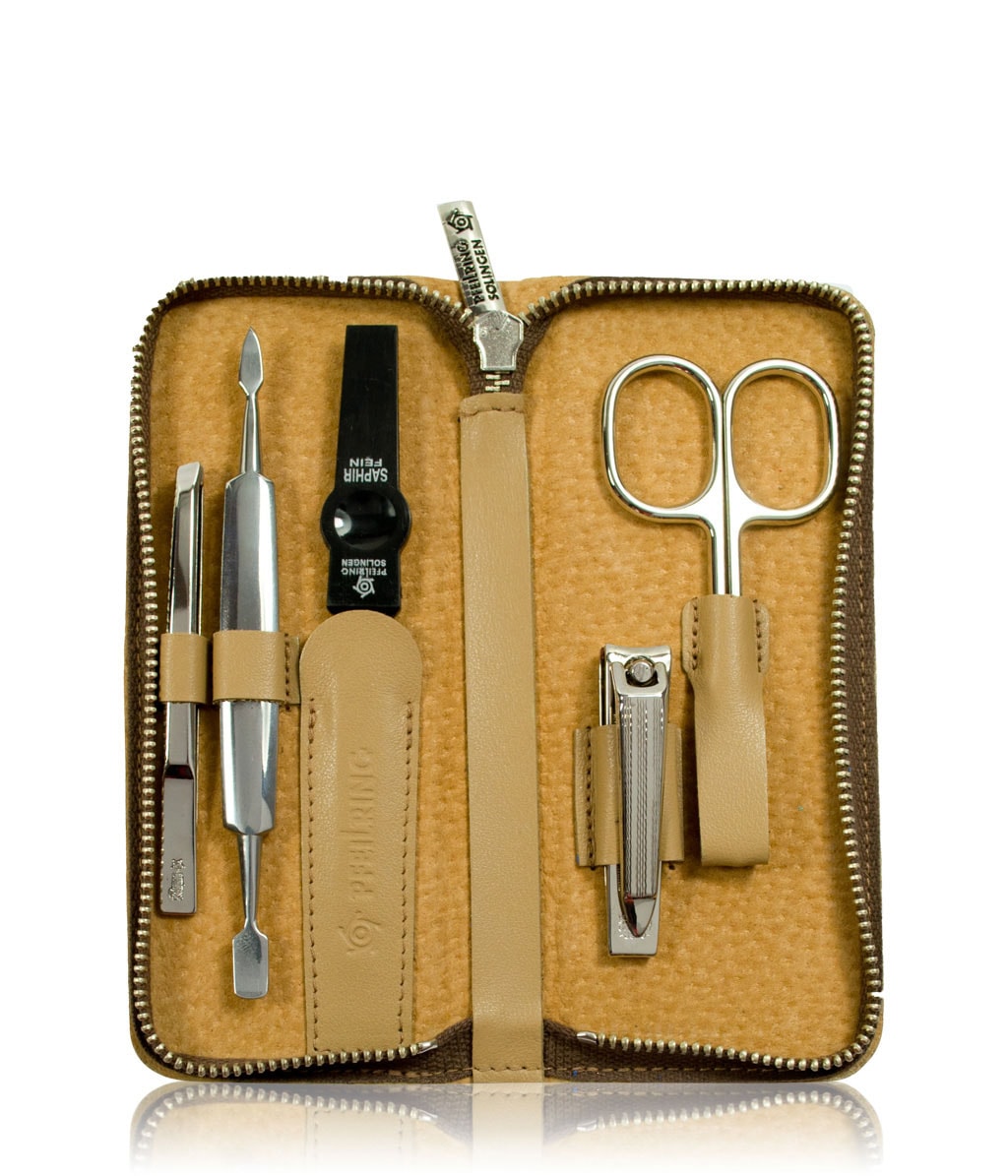 Artikel klicken und genauer betrachten! - Mit dem Maniküre-Etui der Finest Collection setzt Pfeilring auf die erfolgreiche Verbindung von Tradition und Innovation. Feinstes, wertvollstes Nappaleder und eine erstklassige Verarbeitung sind Merkmale für höchste Qualität. Die Pfeilring Original Instrumente bestehen aus gehärtetem, vernickeltem Stahl, sind korrosionsgeschützt, langlebig und hochwertig in Verbindung mit perfekter Oberflächenoptik. | im Online Shop kaufen
