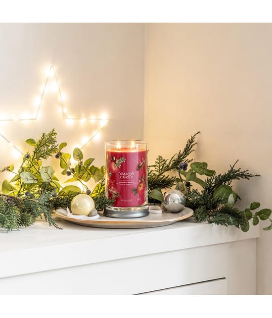 Yankee Candle Red Apple Wreath Duftkerze 567 g 5038581143590 detail-shot_de