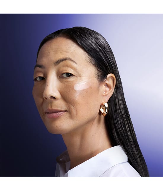 Shiseido Vital Perfection Gesichtsserum 40 ml 729238218260 visual3-shot_de