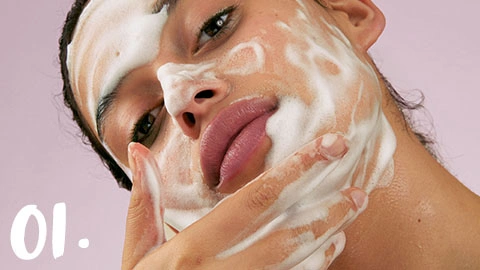 Skincare Routine Step 1 Model wäscht ihr Gesicht