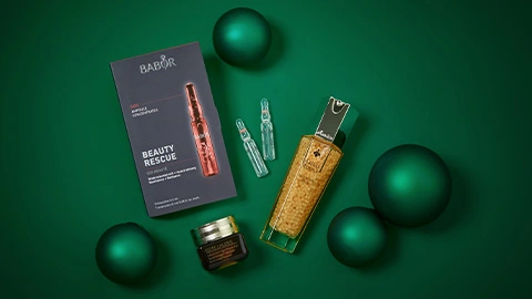Weihnachtskugel und verschiedene Beauty-Produkte