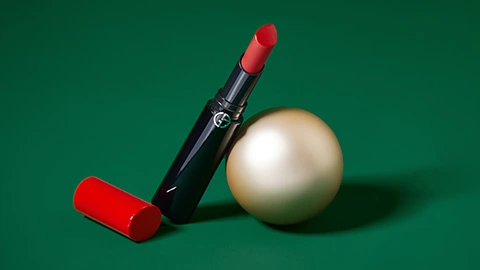 Weihnachtskugel und ein roter Lippenstift