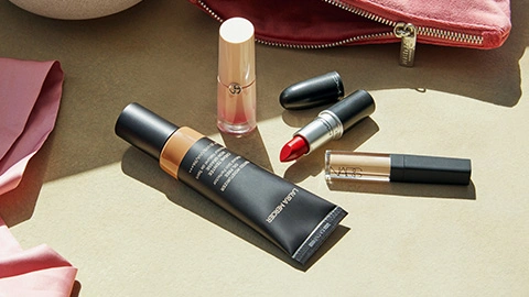 Lippenstift und andere Make-Up Produkte