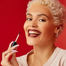Frau mit Make-up Pinsel