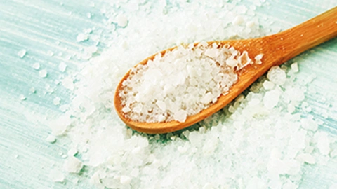 Selbstgemachtes Peeling herstellen Löffel mit groben Peeling