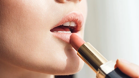 Frau mit kühlem Hautton und rosa Lippen