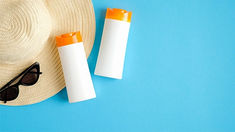 Hilft After-Sun-Lotion gegen Sonnenbrand? Sonnencreme mit Hut und Sonnenbrille