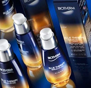 Mehrere Flaschen des Biotherm Blue Therapy Night Serum-in-Oil