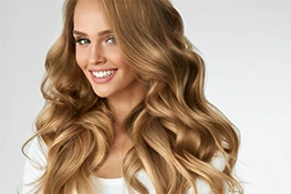 Frau mit langen blonden Haaren