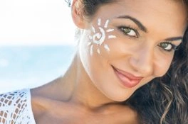 Frau mit Sonnencreme im Gesicht Frau mit Sonnencreme im Gesicht