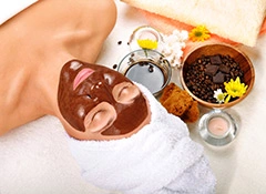Mit einer Gesichtsmaske entspannen Schlamm Gesichtsmaske