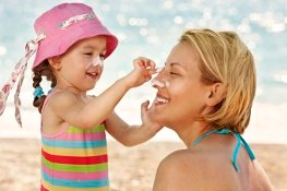 Sonnencreme ist für Kinderhaut besonders wichtig Sonnencreme ist für Kinderhaut besonders wichtig