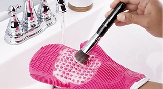 Schminkpinsel Set mit Handschuh reinigen