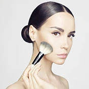 Alles was Sie für ein perfektes Make-up brauchen Visual: Frau trägt Make-up auf