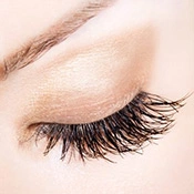Geschlossene Augen nach der Verwendung eines Wimpernserum