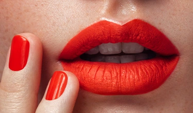 Frau mit roten Lippen