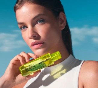 Model hält das Aquasource+ Electrolyte Dewy Gel