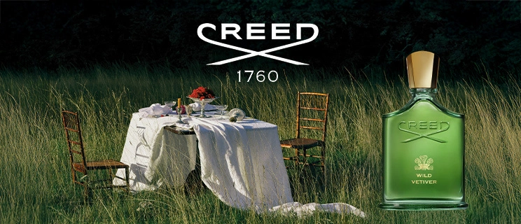 Creed Parfum vor einer Wiese