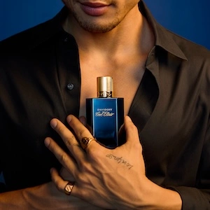 Davidoff Cool Elixir Parfum Flakon in Händen von Model