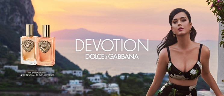 Frau und Dolce & Gabbana Parfum Flakon