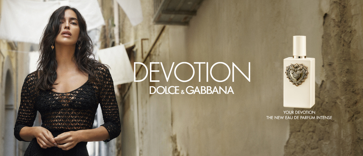 Frau und Mann auf einem Bett mit den Dolce und Gabbana Light Blue parfums
