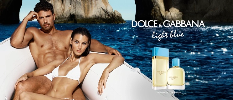 Frau und Mann auf einem Bett mit den Dolce und Gabbana Light Blue parfums