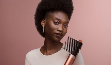 Dyson Define+Refresh Reisegrößen Geschenkset bei flaconi Model mit Dyson Styling Kamm Gerät