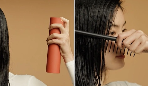Dyson Define+Refresh Reisegrößen Geschenkset bei flaconi Model sprüht sich Dyson Omega Leave-in-Conditioning-Spray in die Haare und kämmt dann die Haare