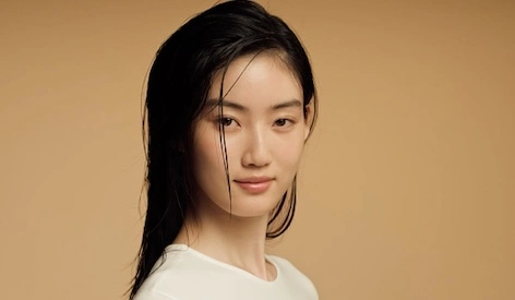 Dyson Define+Refresh Reisegrößen Geschenkset bei flaconi Model mit feuchtem Haar