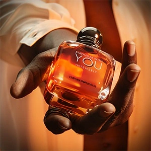 Giorgio Armani Stronger with You Intensely bei flaconi Giorgio Armani Stronger with You Intensely Flakon in Hand