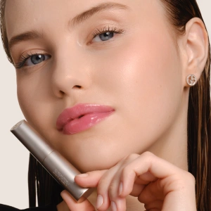 Model trägt Giorgio Armani Prisma Flash Lip Balm