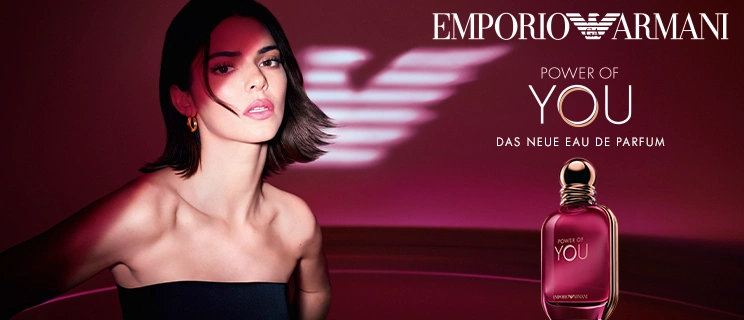 Kendall Jenner mit Parfumflakon