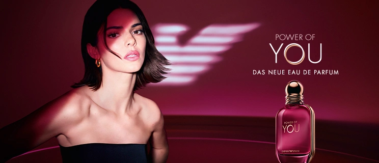 Kendall Jenner mit Parfumflakon