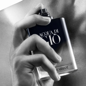 Giorgio Armani Acqua di Giò Homme Intense bei flaconi entdecken Giorgio Armani Acqua di Giò Homme Intense Flakon mit Hand