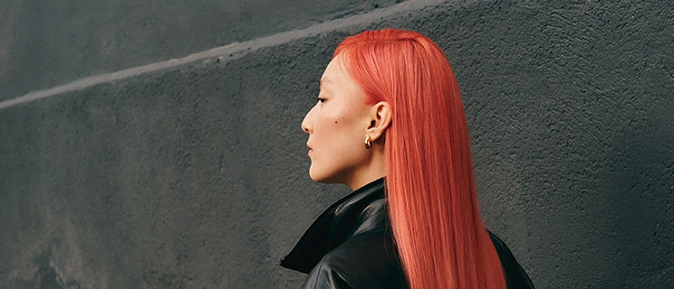 Model mit rot-orangen Haaren