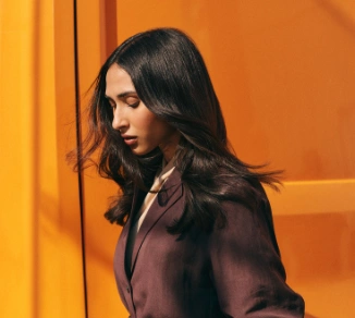 Model mit braunen Haaren