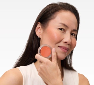 Model mit iT Cosmetics Blush