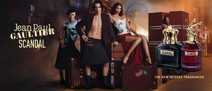 Models mit Koffern und Jean Paul Gaultier Parfum Flakons