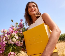 LOCCITANE Model mit Geschenksets