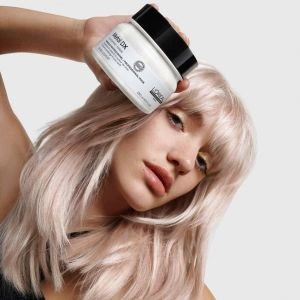 Model und L'Oréal Professionnel Paris Metal DX Haarmaske