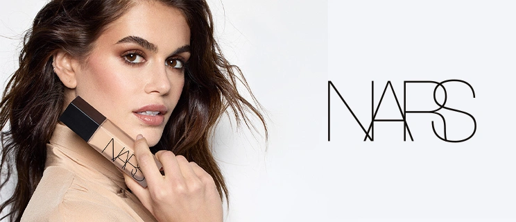 Model mit NARS Foundation