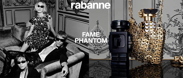 Rabanne Fame Phantom mit zwei Flakons und drei Menschen auf einem Sofa