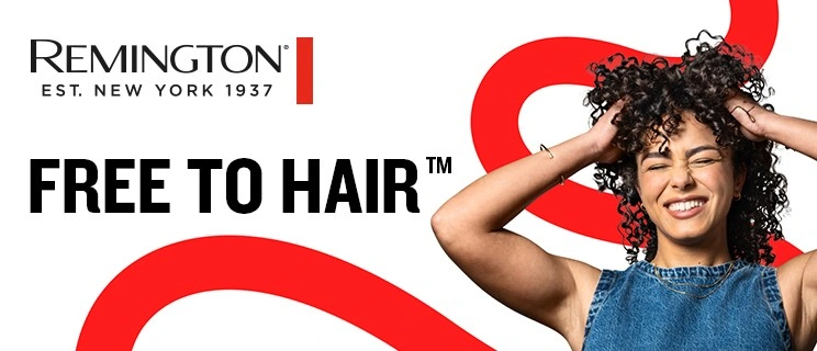 Eine lächelnde Person mit lockigem Haar hält sich die Haare; rotes grafisches Design im Hintergrund.