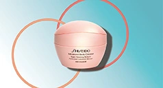 Rosa Tiegel vor hellblauem Hintergrund