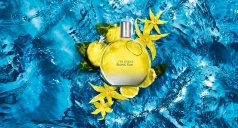 Gelber Flakon schwimmt auf dem Wasser